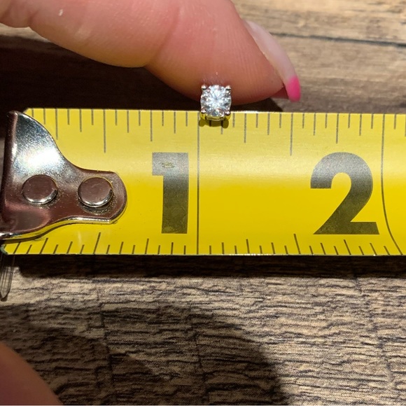 Beautiful 0.6 cttw Moissanite earrings - Picture 4 of 6